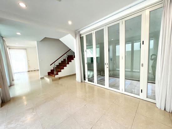 Lovely Contemporary 3 Storey Semi Detached with Inground Pool photo 4