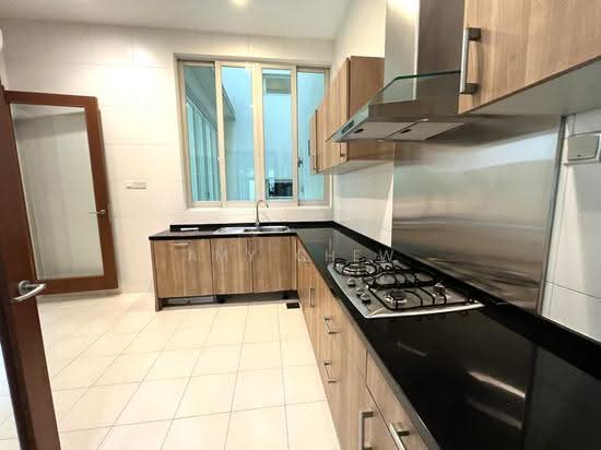 Lovely Contemporary 3 Storey Semi Detached with Inground Pool photo 5