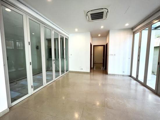 Lovely Contemporary 3 Storey Semi Detached with Inground Pool photo 6