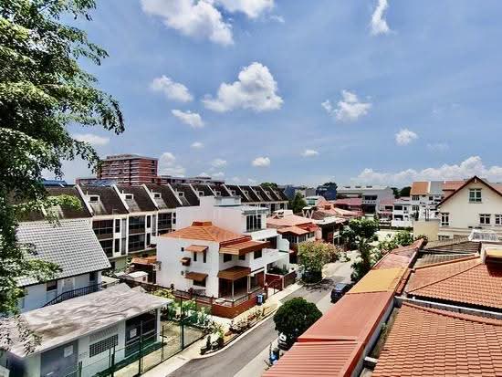 Freehold Kovan Beautifully Rebuilt 4 Storeys with Lift photo 4