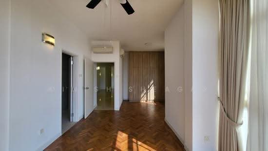 ORANGE REGENCY photo 4
