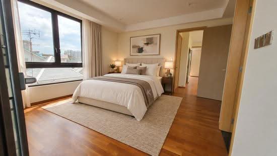 Modern Semi-D | Pool, Lift, Unblocked Views photo 3