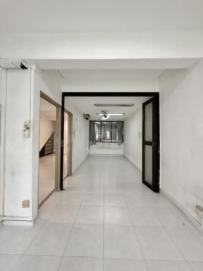 1016 Upper Serangoon Road image 1 of 10