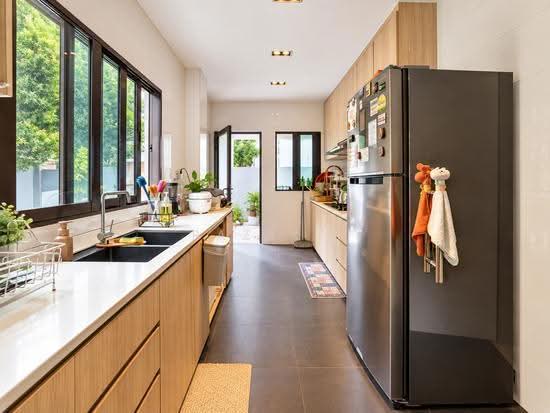 Mins walk to Siglap MRT & Like New Detached photo 3