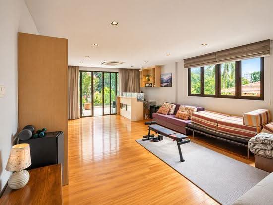 Mins walk to Siglap MRT & Like New Detached photo 4