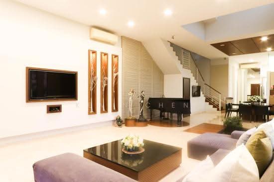 Tastefully renovated hugh Corner Terrace for rent near Kovan MRT! image 1 of 7