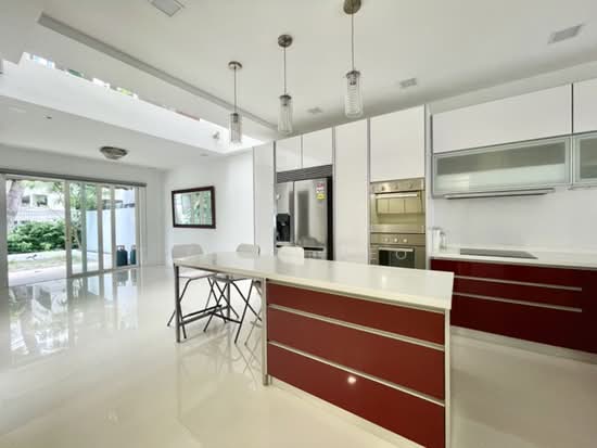*** NEWLY RENOVATED!!! WALK TO GREAT WORLD CITY! image 1 of 8