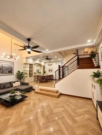 RARE HUGE LIVING SPACE WITH 6 BEDROOM 2 ONSUTE 8m CEILING HEIGHT image 1 of 10