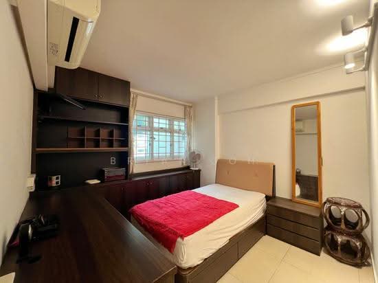 4 HOLLAND CLOSE photo 2