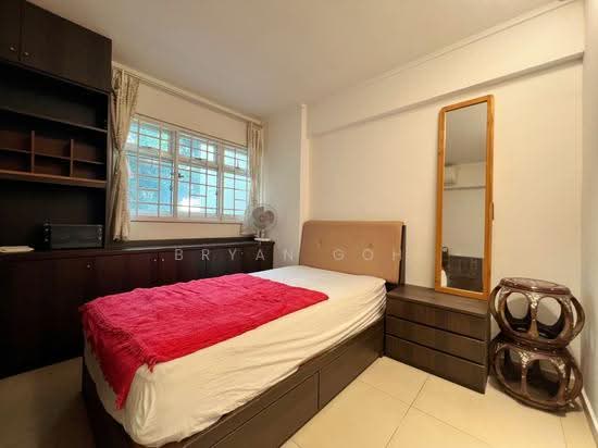 4 HOLLAND CLOSE photo 3