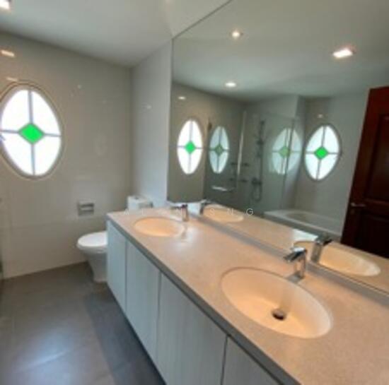 Beautiful Bungalow for sale! Don't miss it! photo 5