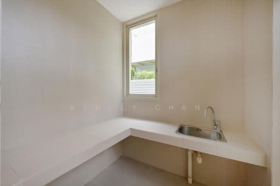 Tudor Close photo 5