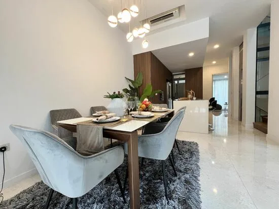 New! 5 Bed Townhouse Lift! 98393599 image 1 of 7