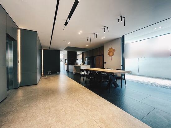 Modern, Unique SemiD with Floating Pool photo 4