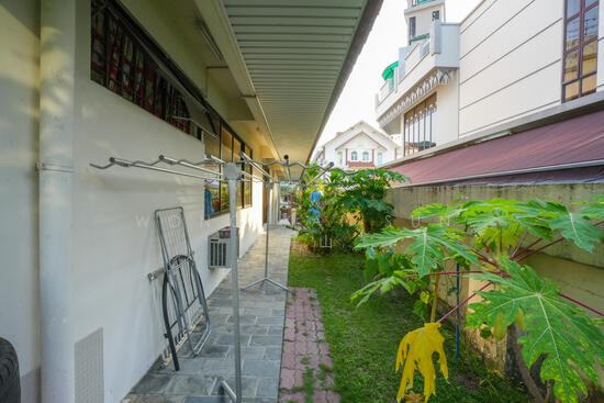 Kembangan Estate Bungalow Freehold Mins To MRT! photo 4