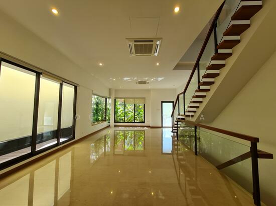Lornie 18 photo 2