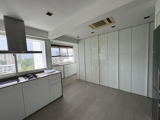 LEONIE TOWERS photo 3