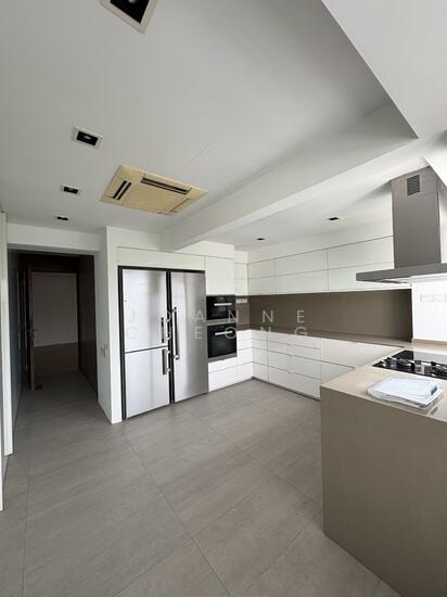 LEONIE TOWERS photo 4