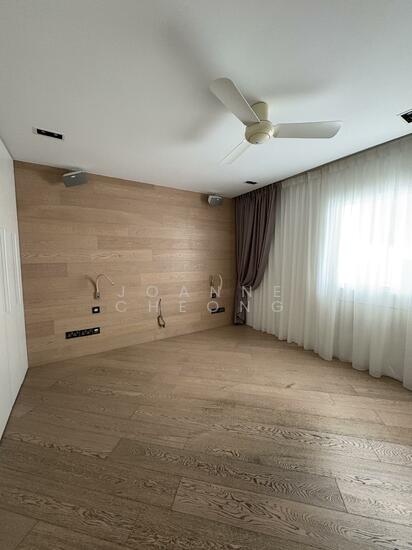 LEONIE TOWERS photo 5