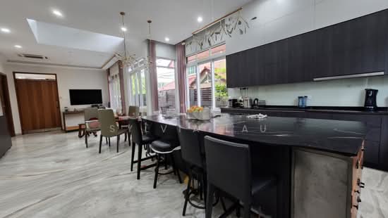 Beautiful 3.5Sty Semi-D With Lift & Pool @ East Coast/Frankel Locale photo 5