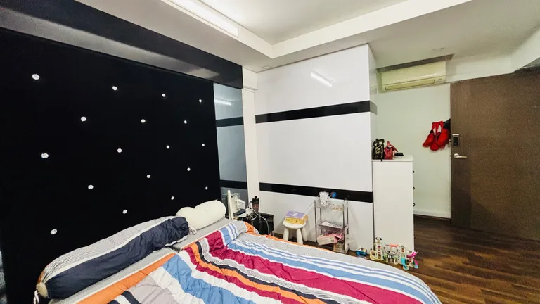 Blk 304 WOODLANDS ST 31 image 1 of 6
