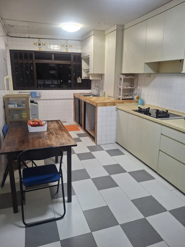 Blk 303 JURONG EAST ST 32 image 1 of 6