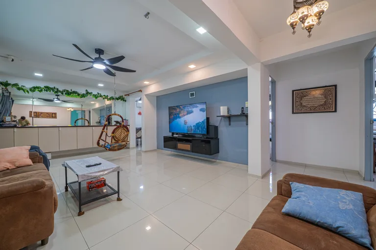 Blk 105 ALJUNIED CRES image 1 of 10