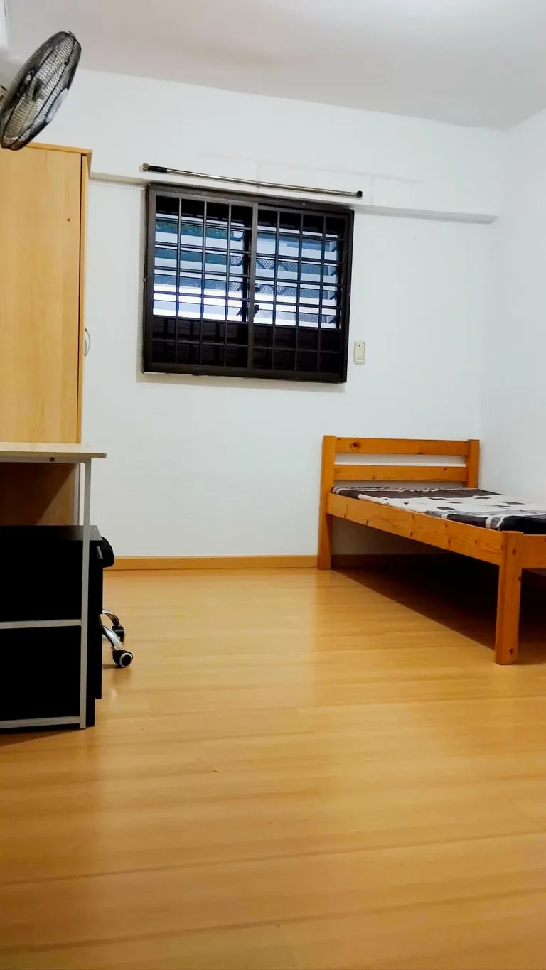 Blk 216 ANG MO KIO AVE 1 image 1 of 8