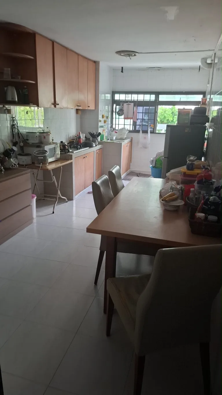 Blk 210 ANG MO KIO AVE 3 image 1 of 8