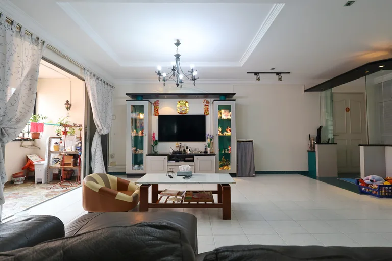 Blk 330 TAMPINES ST 32 image 1 of 9