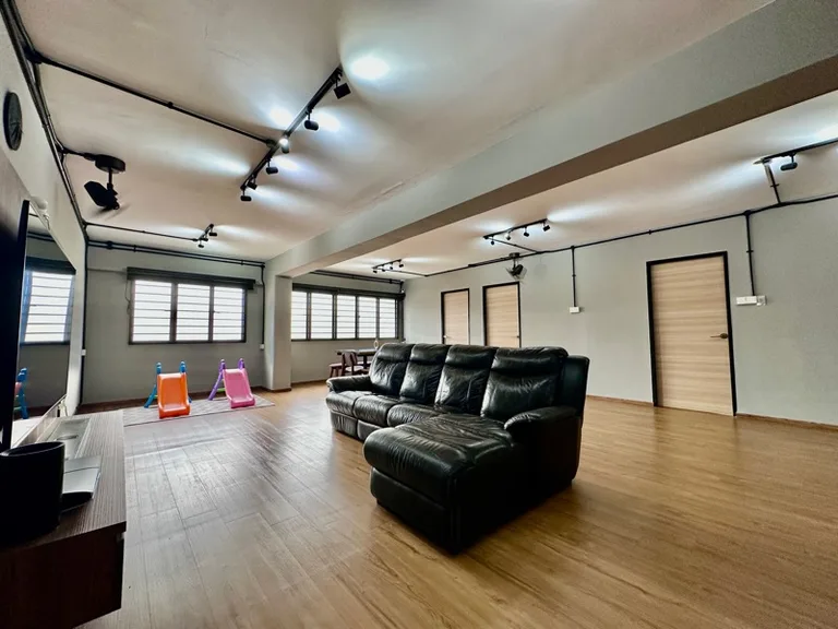 466 Hougang Ave 8 image 1 of 7