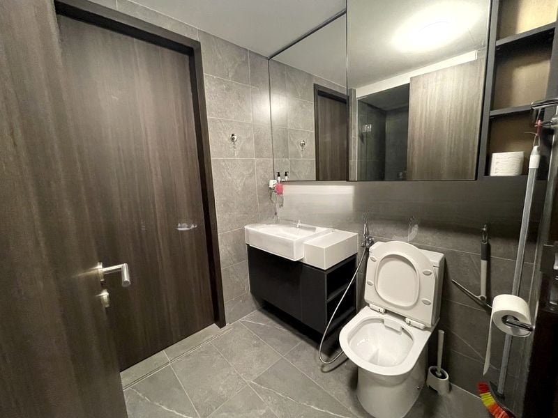 RIVERFRONT RESIDENCES 7