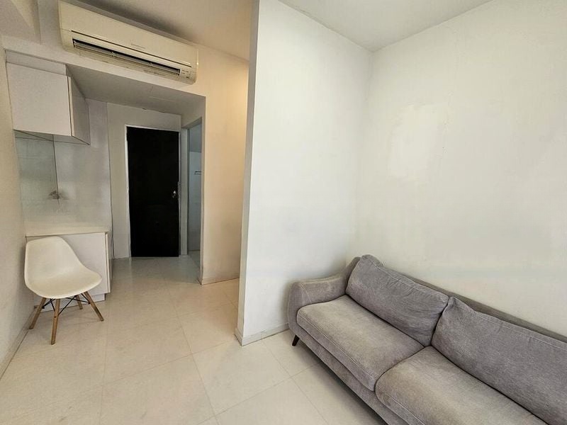 # 1 SUITES 7