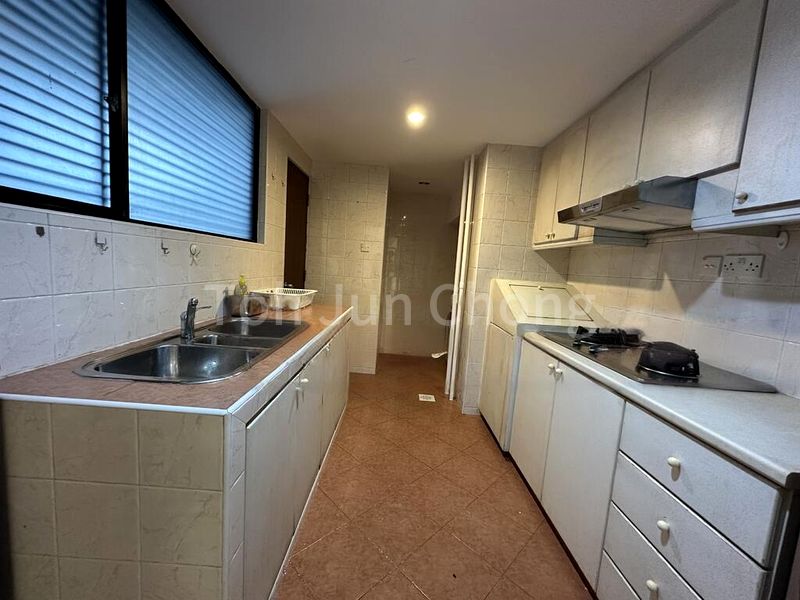 INTERNATIONAL PLAZA 13