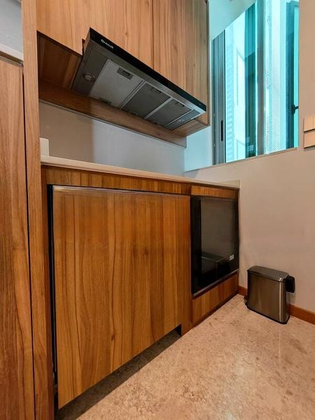 LUSH ON HOLLAND HILL 10