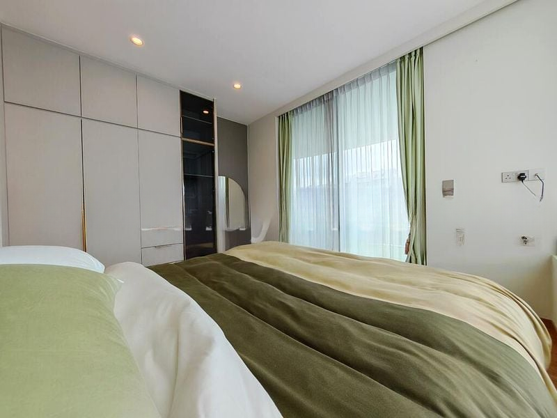 LUSH ON HOLLAND HILL 3