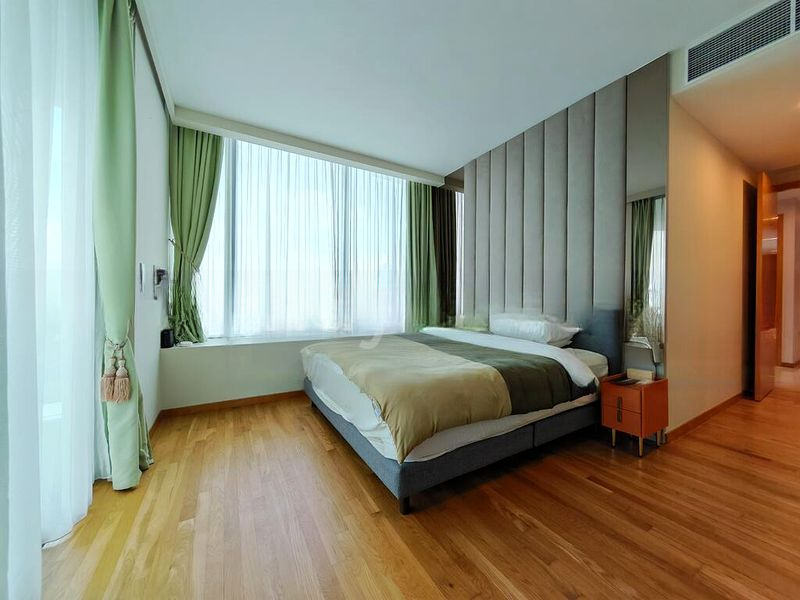 LUSH ON HOLLAND HILL 4