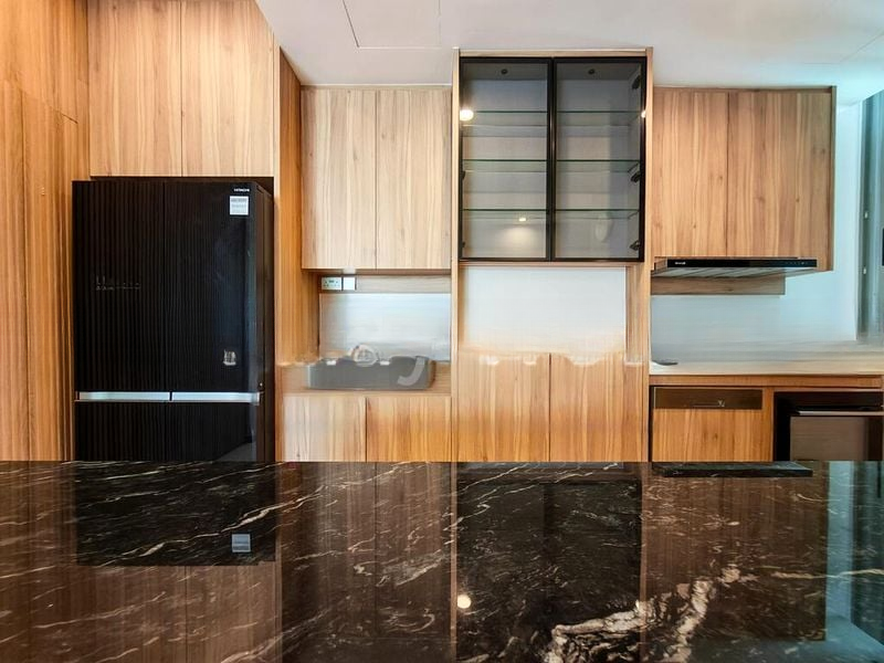 LUSH ON HOLLAND HILL 11