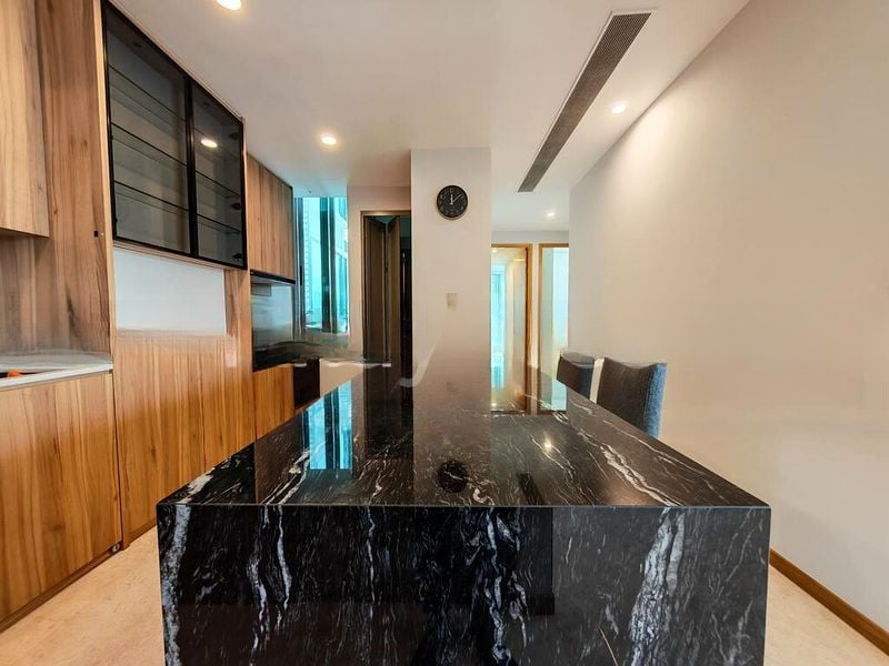 LUSH ON HOLLAND HILL 12