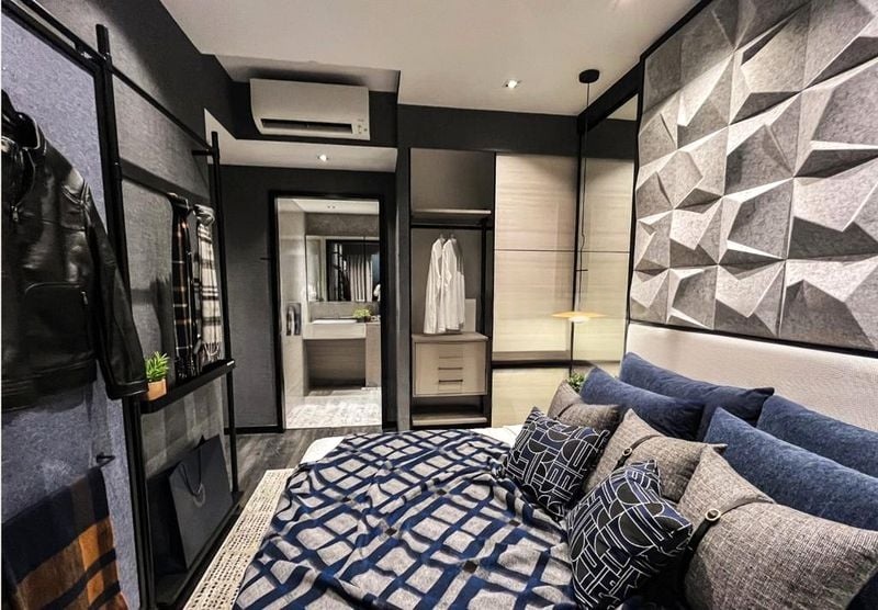 BLOSSOMS BY THE PARK