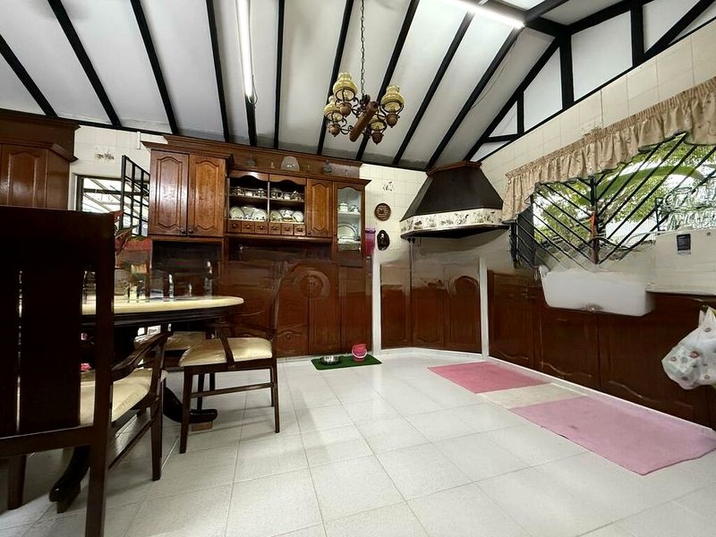 PEAKVIEW ESTATE 6