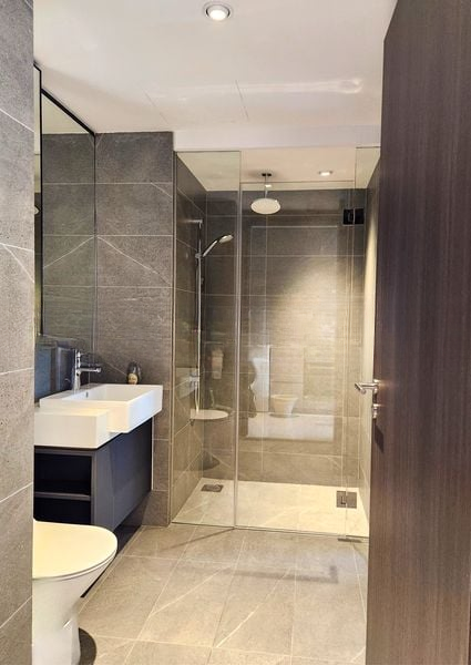 RIVERFRONT RESIDENCES 7