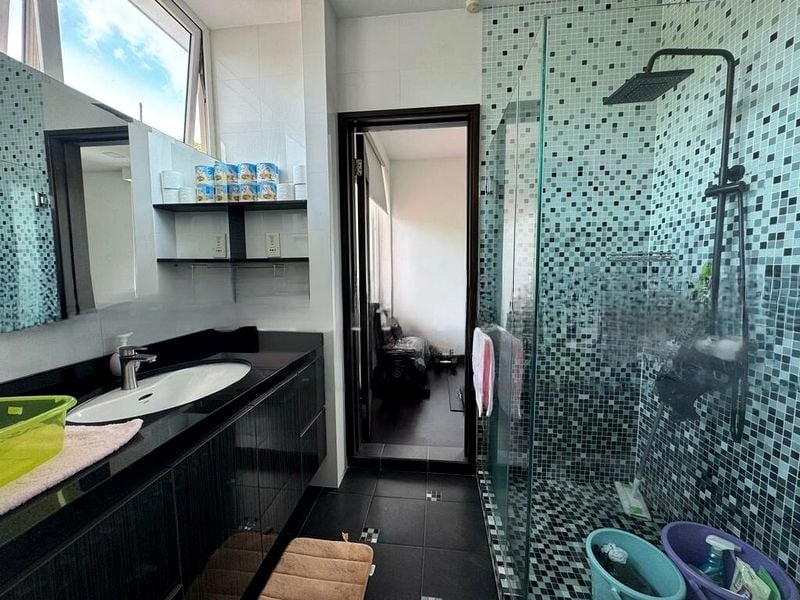 EIS RESIDENCES 5