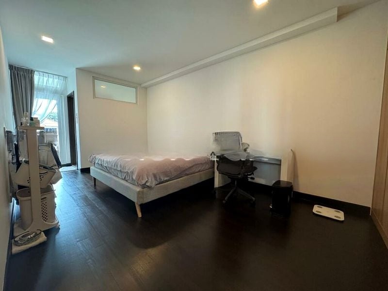 EIS RESIDENCES 8