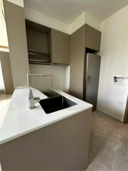 THE ENCLAVE . HOLLAND 6