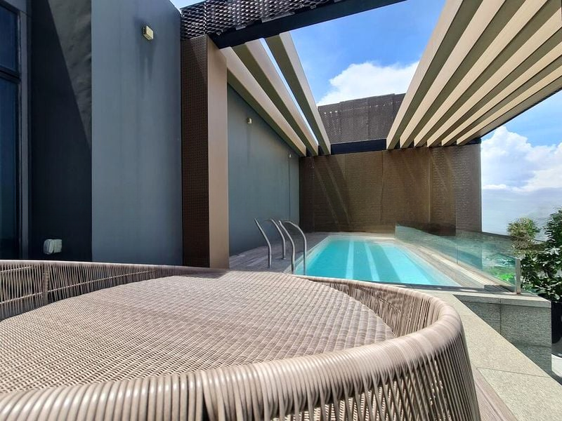 MARINA BAY SUITES 13