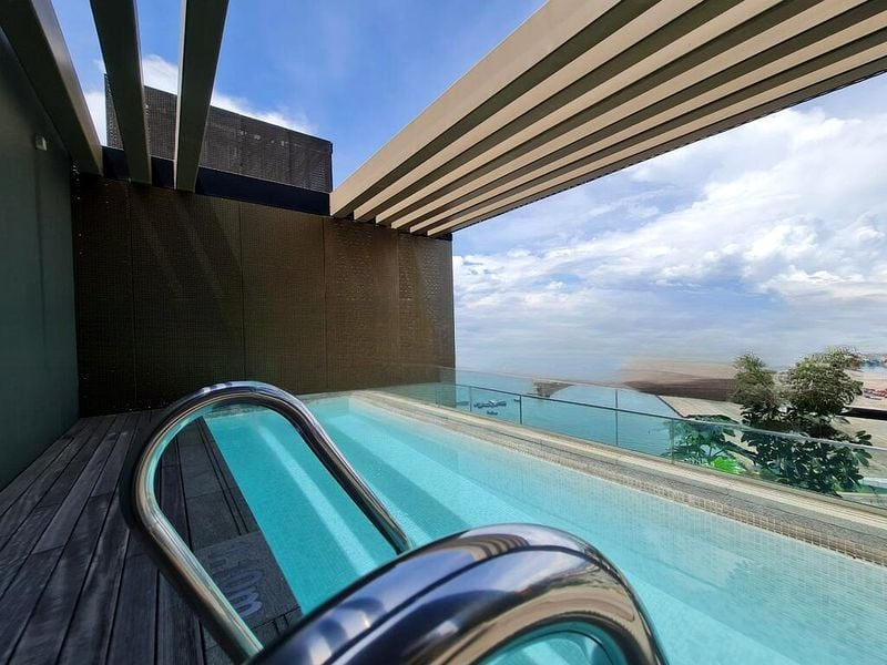 MARINA BAY SUITES 14