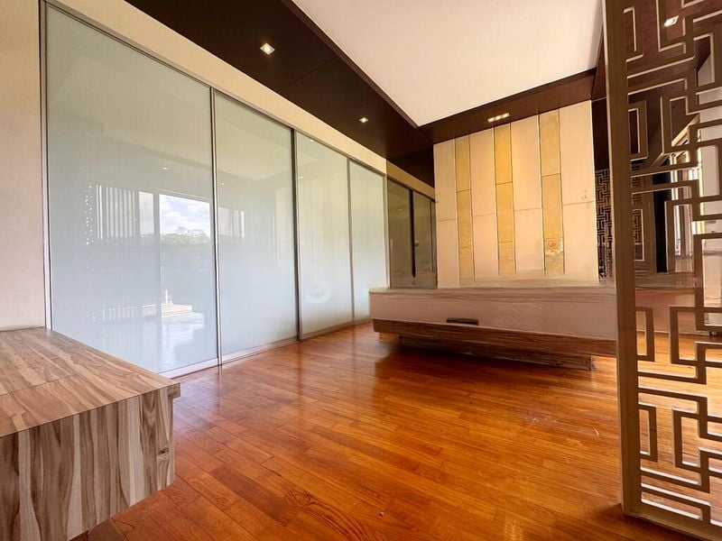 LUXUS HILLS 10