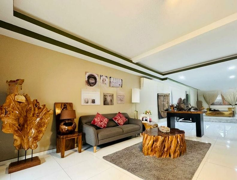 RESERVOIR VILLAS 7