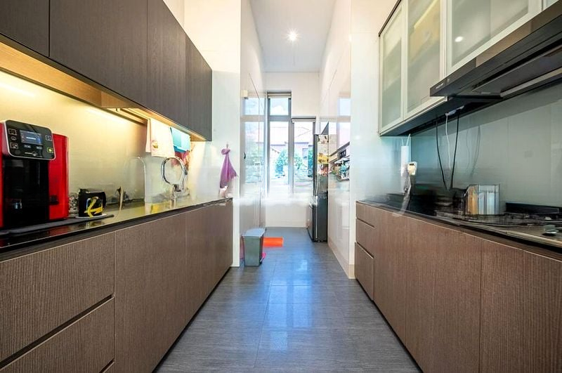 SEVEN CRESCENT 8